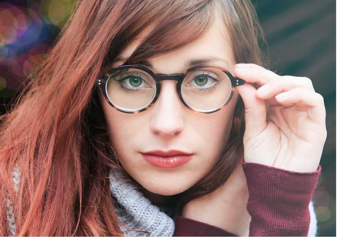 How to Select Best Eyeglasses for Your Hairstyle?